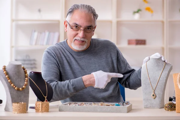 Witte baard oude juwelier op workshop — Stockfoto