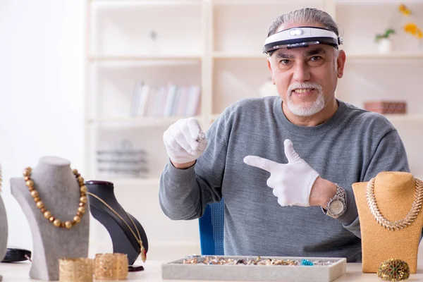 Witte baard oude juwelier op workshop — Stockfoto