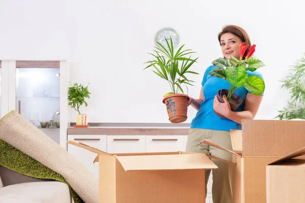 Женщина средних лет переезжает в новую квартиру — стоковое фото