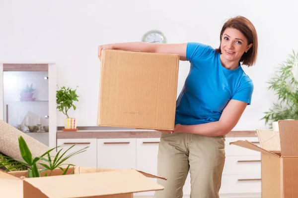 Middelbare leeftijd vrouw verhuizen naar nieuwe flat — Stockfoto