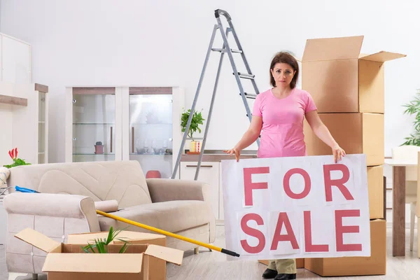 Mujer de mediana edad vendiendo piso reformado — Foto de Stock