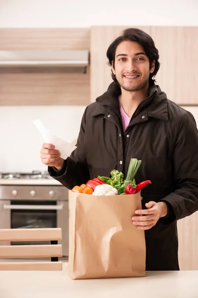 Giovane bell'uomo con verdure in cucina — Foto Stock