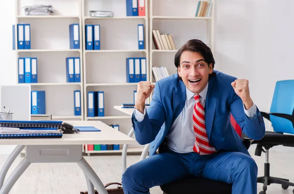 Junge glückliche männliche Angestellte im Büro — Stockfoto
