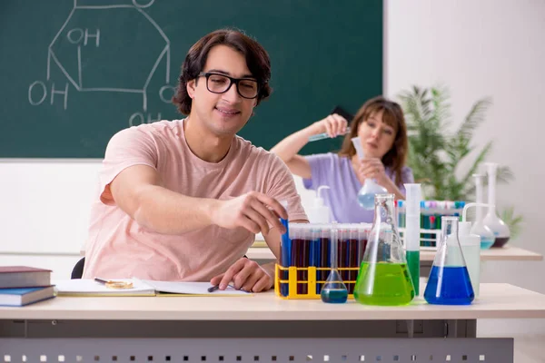 Dois estudantes de química em sala de aula — Fotografia de Stock