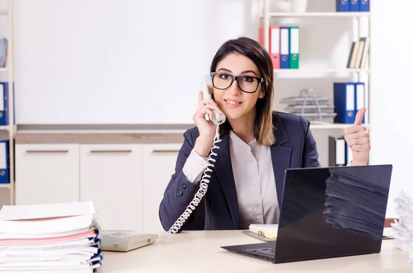 Giovane impiegata che lavora in ufficio — Foto Stock