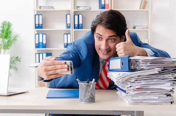 Joven feliz empleado masculino en la oficina — Foto de Stock