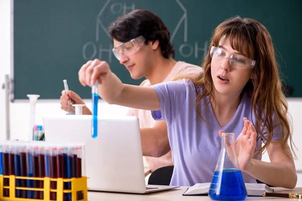 Dois estudantes de química em sala de aula — Fotografia de Stock