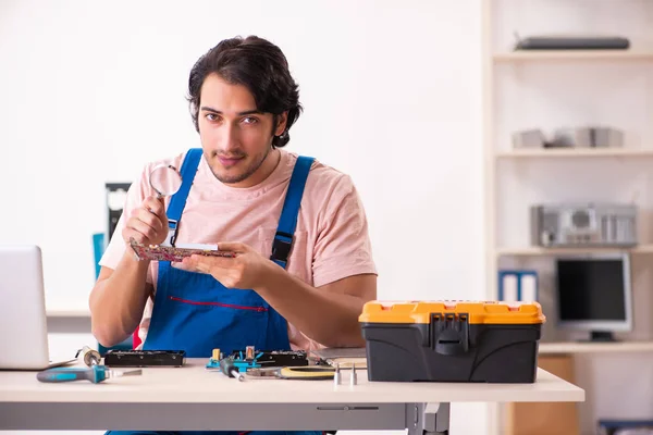 Joven contratista masculino reparación de computadoras — Foto de Stock