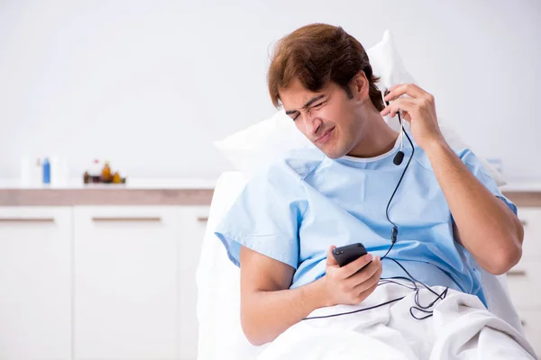 Jeune homme couché sur le canapé à l'hôpital — Photo