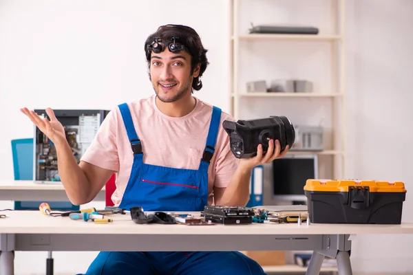 Joven contratista masculino reparación de computadoras —  Fotos de Stock