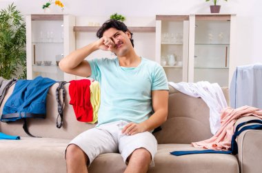 Genç adam koca evde Ütü 