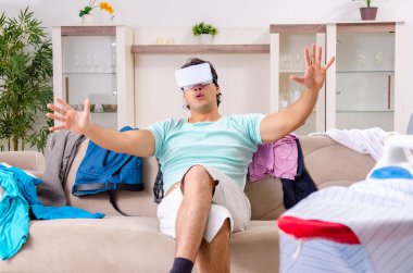 Genç adam koca evde Ütü 