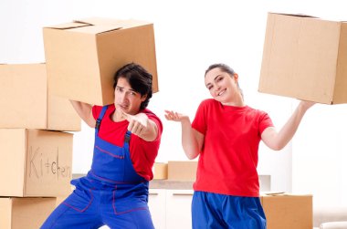 Profesyonel nakliyeciler evde yer değiştiriyor. 