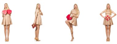 Giftbox ile altın elbiseli güzel kadın 