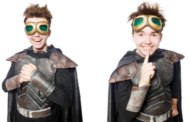 Zırh takım elbiseli Genç komik adam 