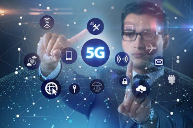5g Internet kavramı düğmelere basarak işadamı ile