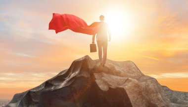 Süper kahraman işadamı dağın zirvesinde