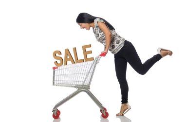 Genç bir kadın alışverişe tek başına çıkıyor.