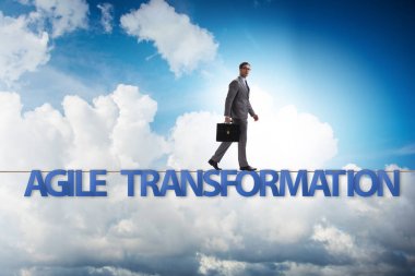 Sıkı r yürüyen işadamı ile çevik dönüşüm kavramı