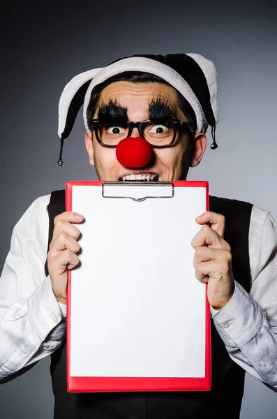 Grappige clown tegen donkere achtergrond — Stockfoto