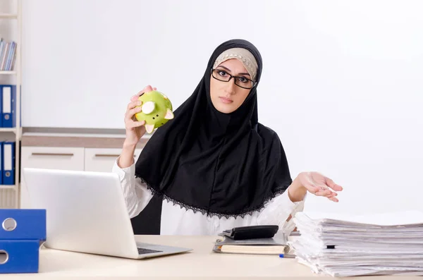 Mitarbeiterin im Hidschab bei der Arbeit im Büro — Stockfoto