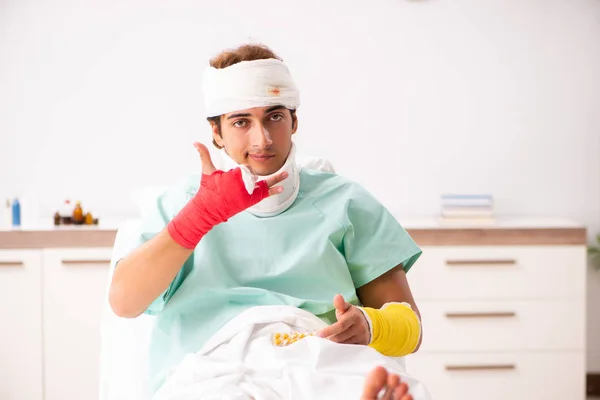 Jeune homme blessé séjournant à l'hôpital — Photo