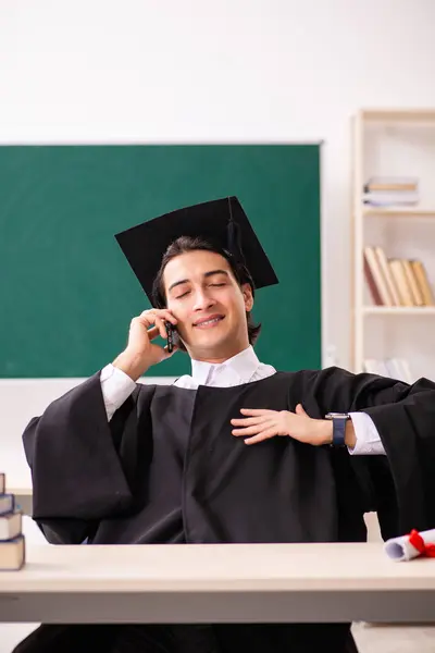 Étudiant diplômé devant le tableau vert — Photo