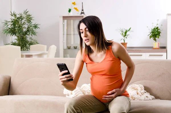 Mladá těhotná žena doma — Stock fotografie