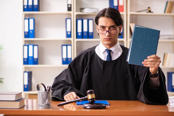 Juiz bonito jovem que trabalha no tribunal — Fotografia de Stock