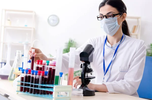 Jovem química do sexo feminino trabalhando no laboratório — Fotografia de Stock