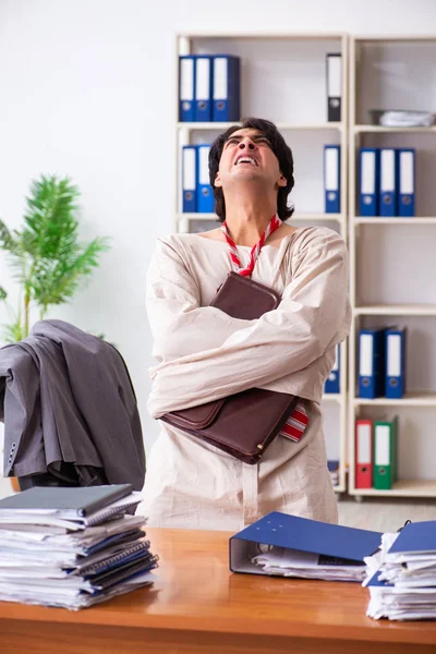 Verrückter junger Mann in Zwangsjacke im Büro — Stockfoto