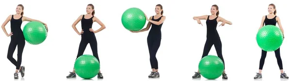 Jonge vrouw doet oefeningen met fitball — Stockfoto