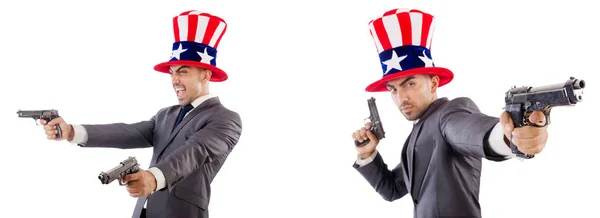 Человек в американской шляпе и пистолетах — стоковое фото