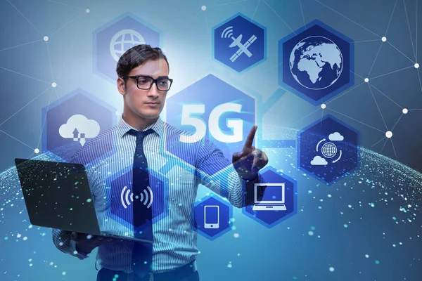 5g Internet kavramı düğmelere basarak işadamı ile