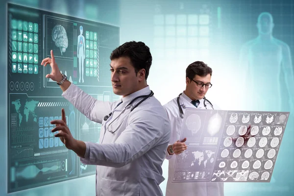Doktor v pojetí telemedicíny, při pohledu na rentgenové snímky — Stock fotografie