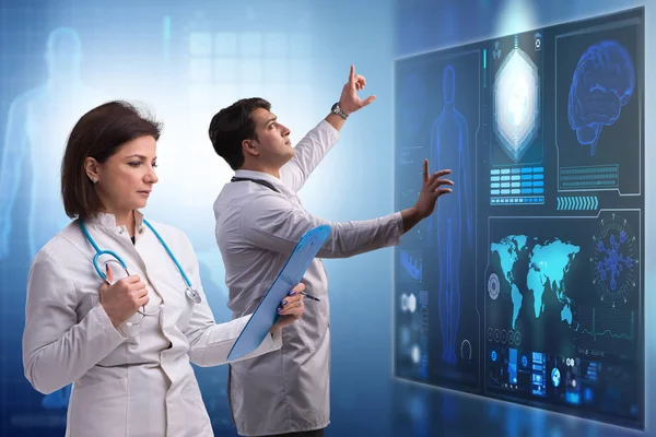 Médicos en el futuro concepto de telemedicina —  Fotos de Stock