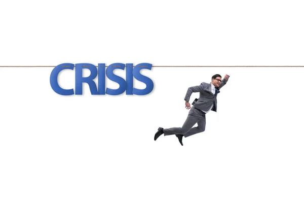 Krizová koncepce s obchodníkem při chůzi těsným provazem — Stock fotografie