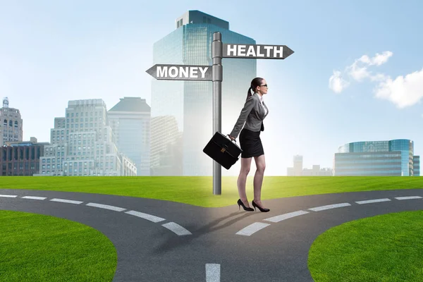 Geschäftsfrau zwischen Geld und Gesundheit — Stockfoto