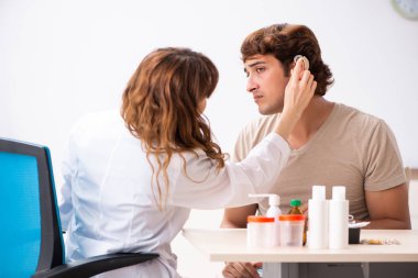 Doktor otorhinolaryngologi ziyaret işitme sorunu olan hasta
