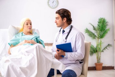 Genç yakışıklı doktor ziyaret kadın Onkoloji hasta 