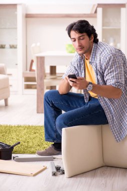 Yakışıklı delikanlı sandalye evde tamir 