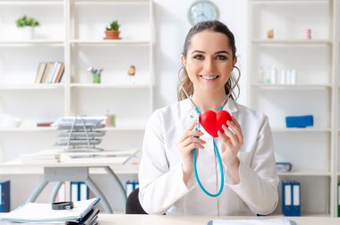 Klinikte çalışan genç kadın doktoru kardiyolog 