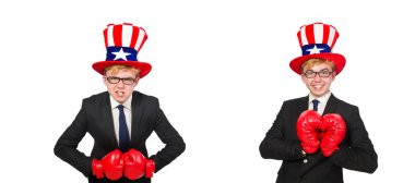 Amerikan sembollü şapka giyen adam.