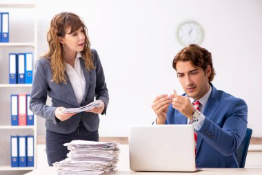 Sağır çalışan patronuna söz işitme cihazı kullanma