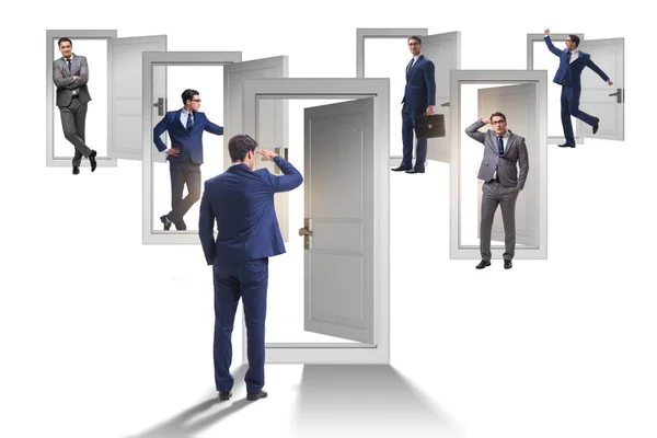 Homme d'affaires dans l'incertitude concept avec de nombreuses portes — Photo