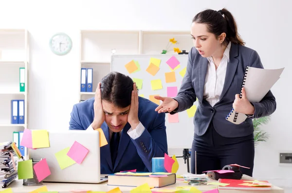 Zwei Kollegen arbeiten im Büro — Stockfoto