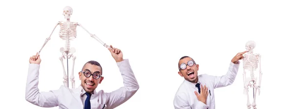 Vtipný lékař s kostrou izolovanou na bílém — Stock fotografie