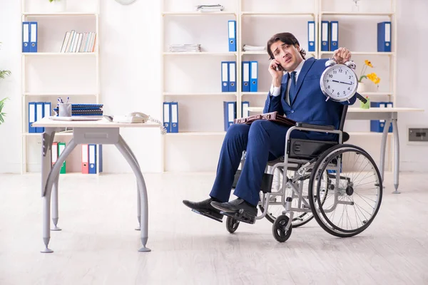 Junge männliche Angestellte im Rollstuhl bei der Arbeit im Büro — Stockfoto