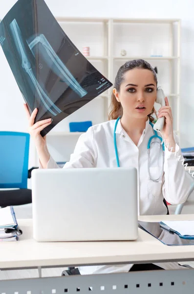 Giovane medico radiologo donna che lavora in clinica — Foto Stock