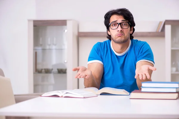 Joven estudiante guapo estudiando en casa — Foto de Stock